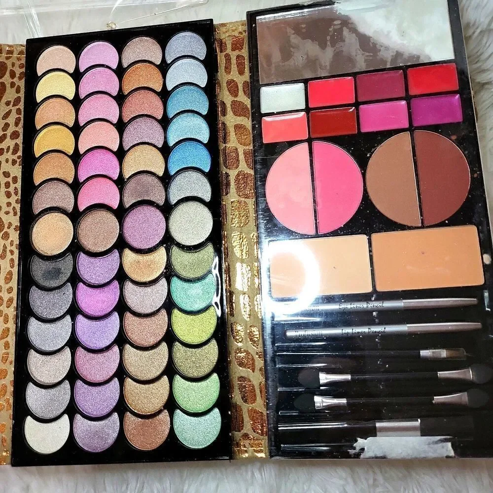 52 eyeshadow,6 blushes,and 8 lipsticks,2colored lipliners, and3 eyeshadowbrushes